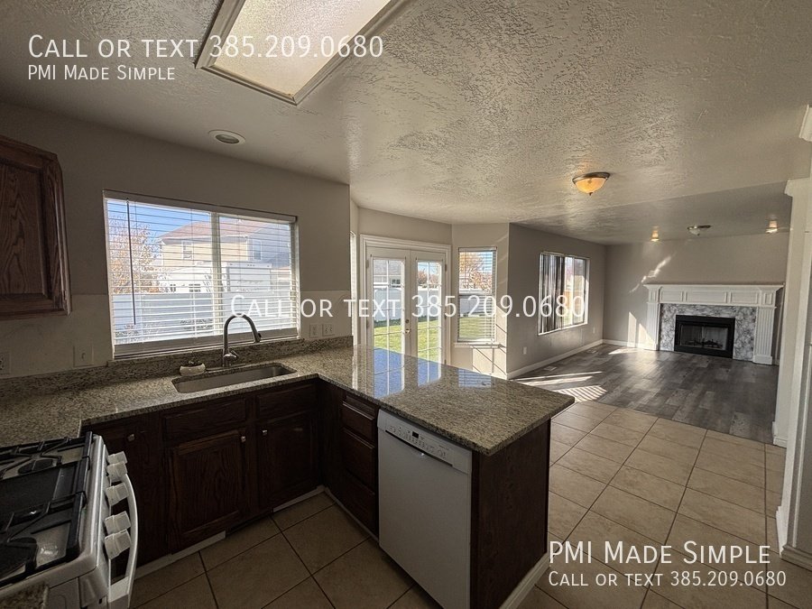 Spacious Single Family Home w/ Big Fenced Back Yard | Pet dog welcome! property image